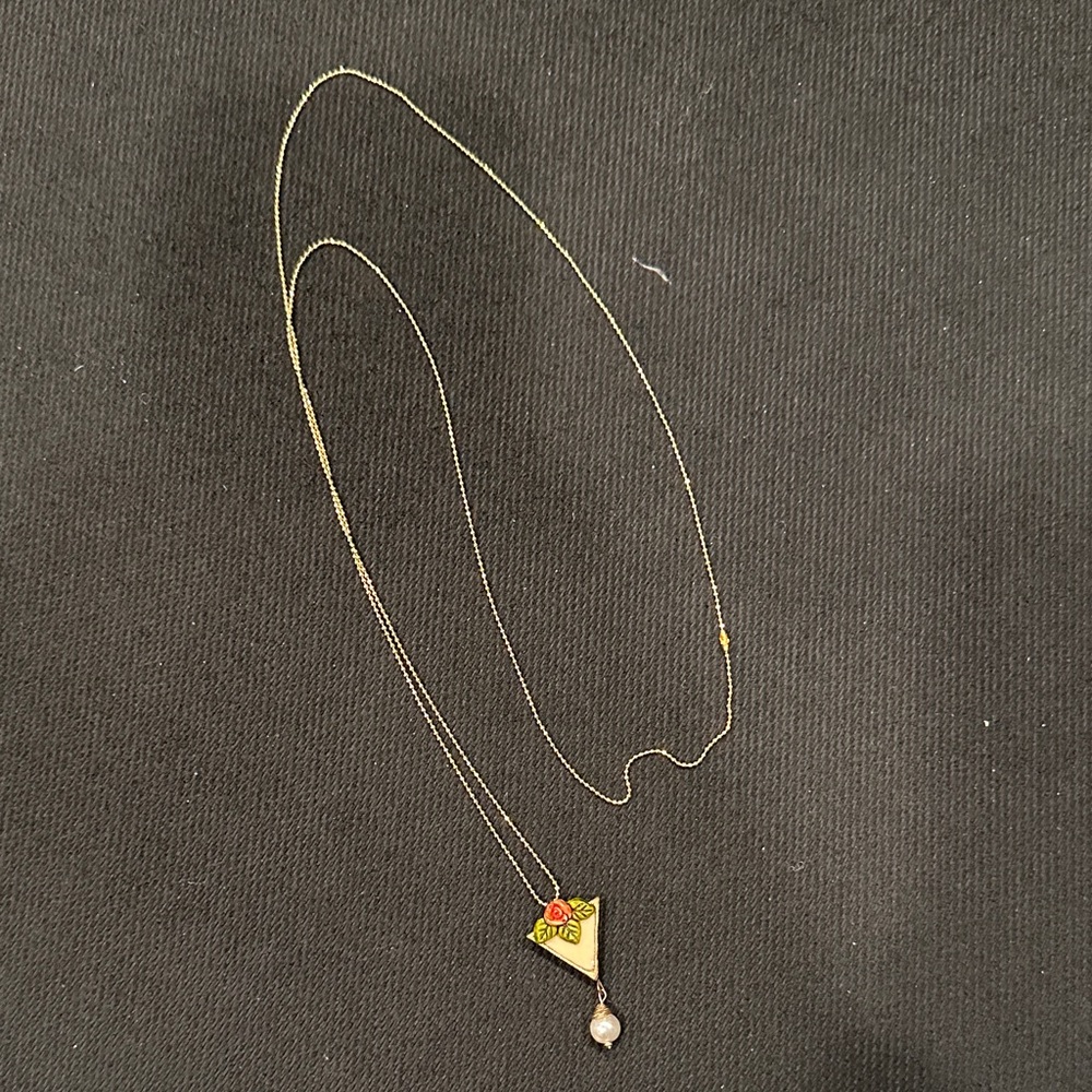 Elegant Gold Necklace with Pearl Accent
